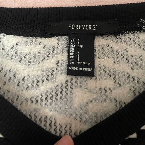 Forever 21 Geometric Sweater🖤 - Picture 3 of 4